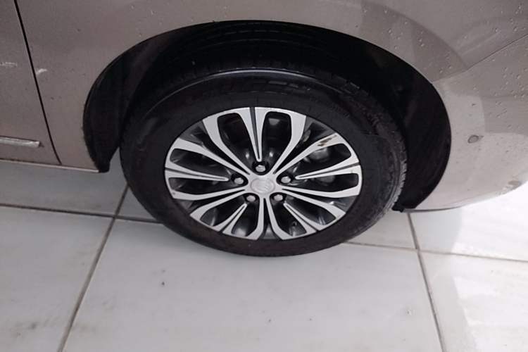 Used Buick GL8 2022 Land Executive Class 652T Prestige Model Right Front Wheel Hub