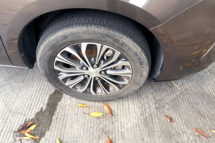 Used Buick GL8 2022 Land Cruiser Executive Class 652T Comfort Model Right Front Wheel Hub
