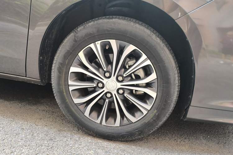 Used Buick GL8 2022 Land Cruiser Executive Class 652T Comfort Model Right Front Wheel Hub