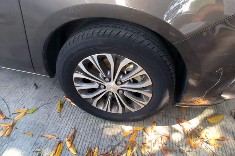 Used Buick GL8 2022 Land Cruiser Executive Class 652T Comfort Model Right Front Wheel Hub