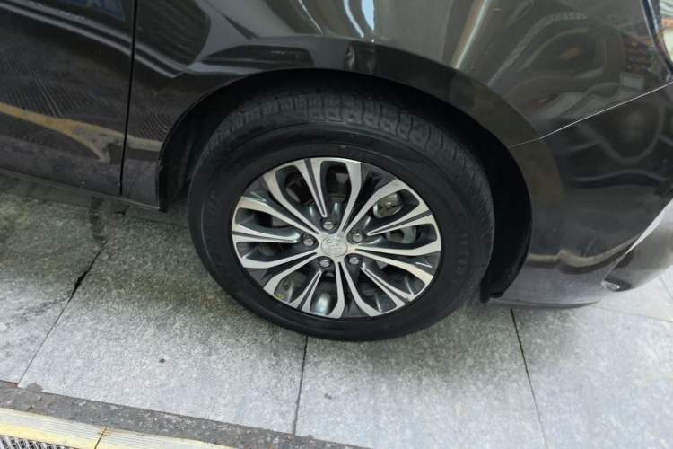 Used Buick GL8 2022 Land Cruiser Executive Class 652T Comfort Model Right Front Wheel Hub
