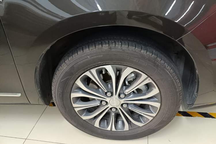 Used Buick GL8 2022 Land Business Class 652T Luxury Model Right Front Wheel Hub