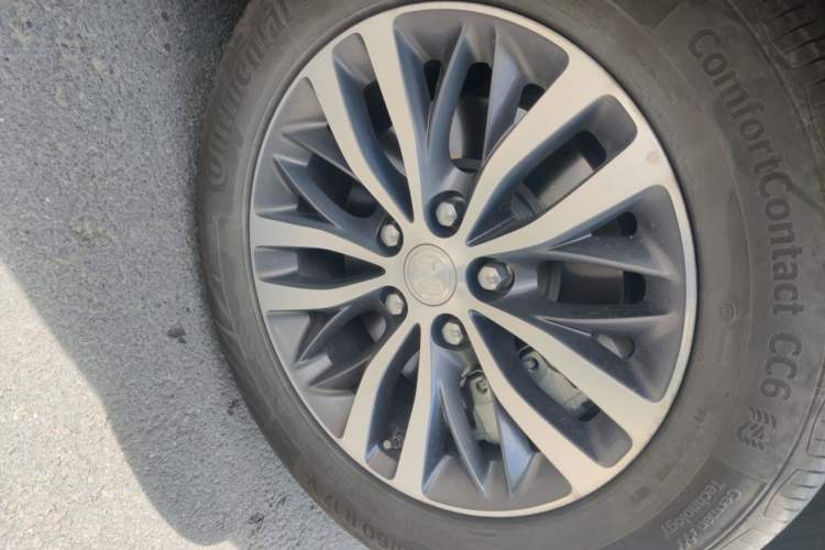 Used Buick GL8 2022 ES Landtrek 653T Luxury Edition Right Front Wheel Hub