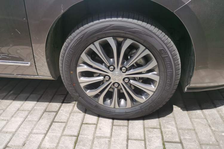 Used Buick GL8 2022 Land Business Class 652T Luxury Model Right Front Wheel Hub