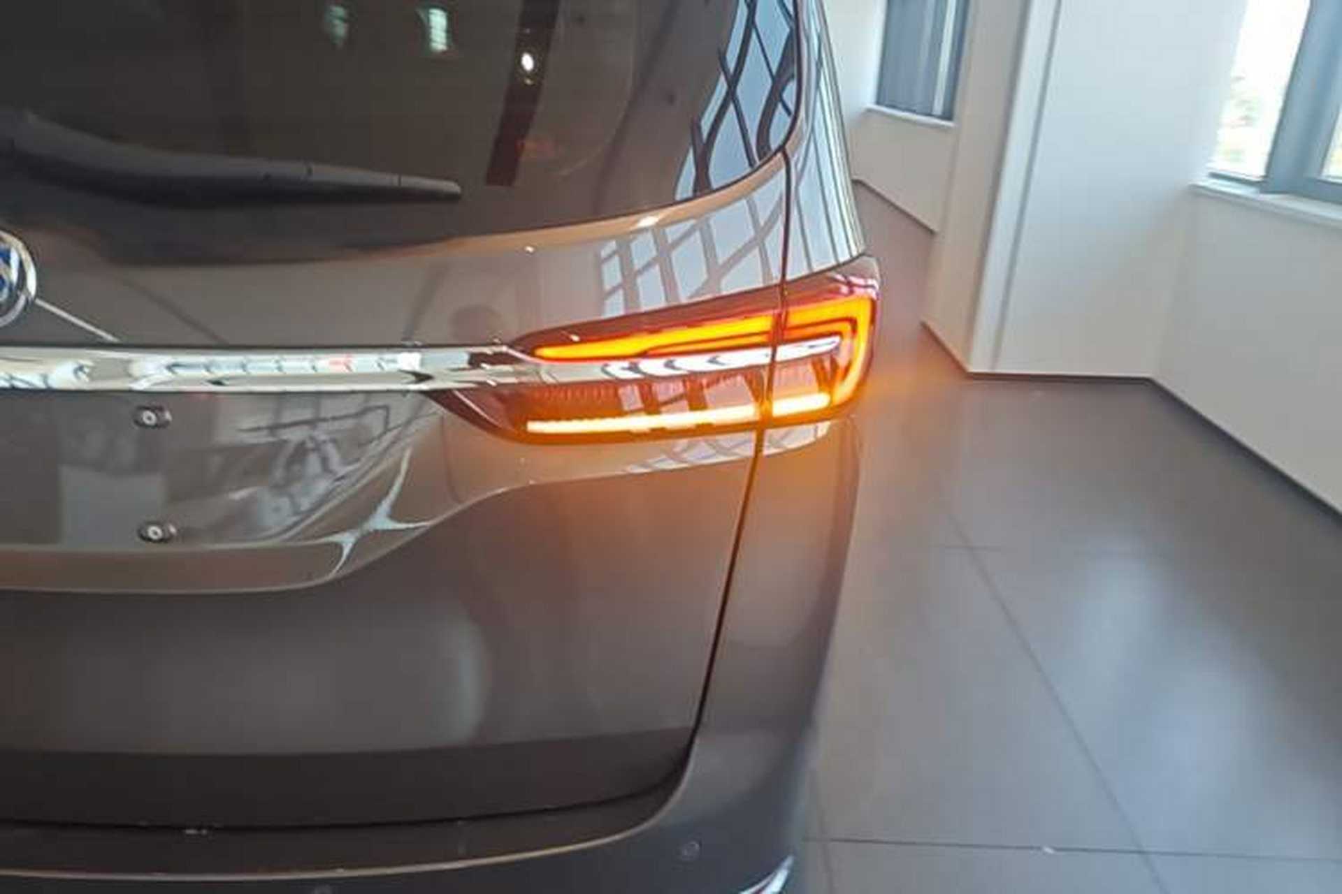 Used Buick GL8 2022 Land Cruiser Executive Class 652T Comfort Model Right Rear Taillight
