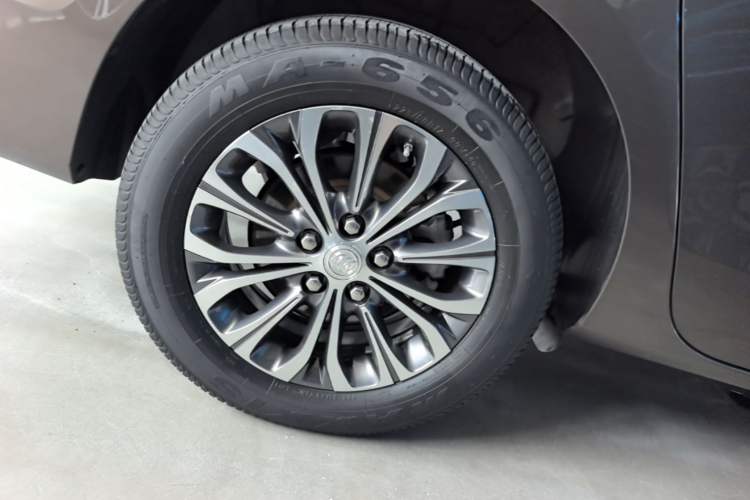 Used Buick GL8 2022 Land Cruiser Executive Class 652T Comfort Model Right Rear Wheel Hub
