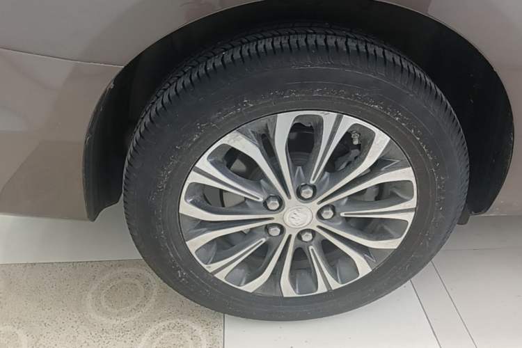 Used Buick GL8 2022 Land Cruiser Executive Class 652T Comfort Model Right Rear Wheel Hub