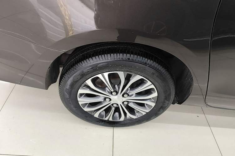 Used Buick GL8 2022 Land Cruiser Executive Class 652T Comfort Model Right Rear Wheel Hub