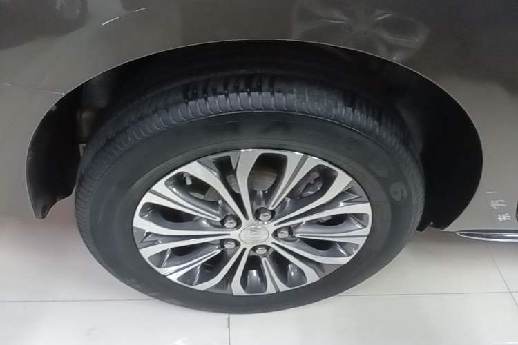 Used Buick GL8 2022 Land Cruiser Executive 652T Luxury Edition with Accessibility Features Right Rear Wheel Hub