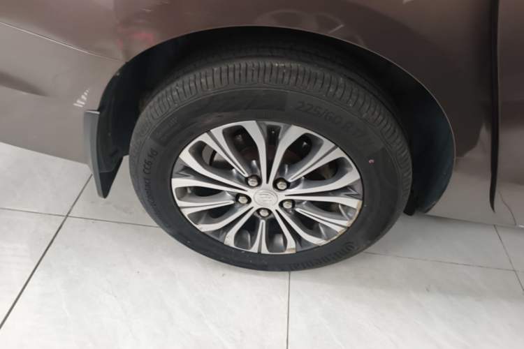 Used Buick GL8 2022 Land Cruiser Executive Class 652T Comfort Model Right Rear Wheel Hub