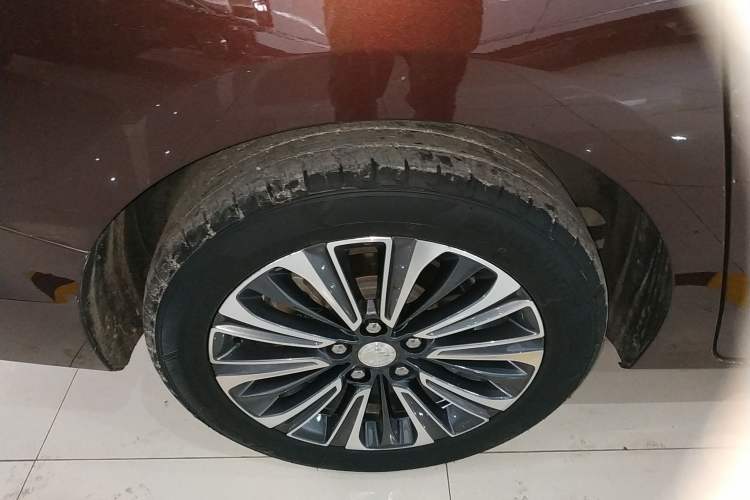 Used Buick GL8 2022 ES Land Cruiser 653T Luxury Model Right Rear Wheel Hub