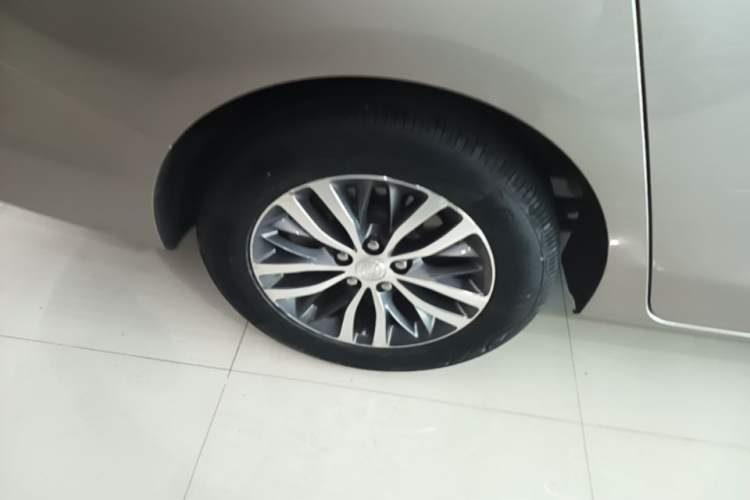 Used Buick GL8 2022 ES Landtrek 653T Luxury Edition Right Rear Wheel Hub