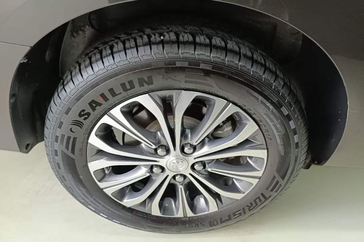 Used Buick GL8 2022 Land Business Class 652T Luxury Model Right Rear Wheel Hub