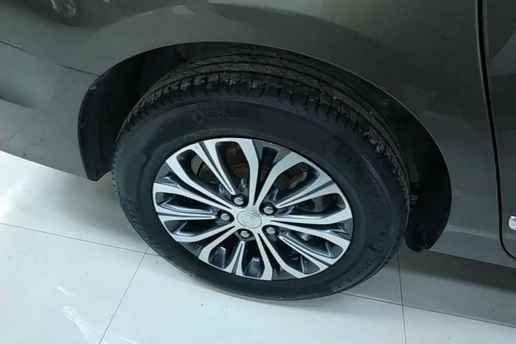 Used Buick GL8 2022 Land Business Class 652T Luxury Model Right Rear Wheel Hub