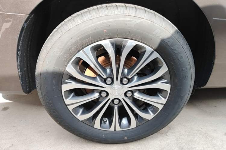 Used Buick GL8 2022 Land Cruiser Executive Class 652T Comfort Model Right Rear Wheel Hub