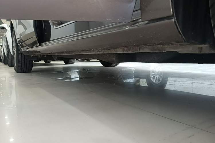 Used Buick GL8 2022 Land Cruiser Executive Class 652T Comfort Model Right Side Sill