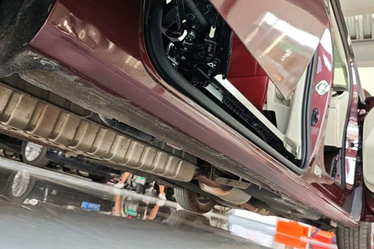 Used Buick GL8 2022 ES Landtrek 653T Comfort Edition Right Side Sill