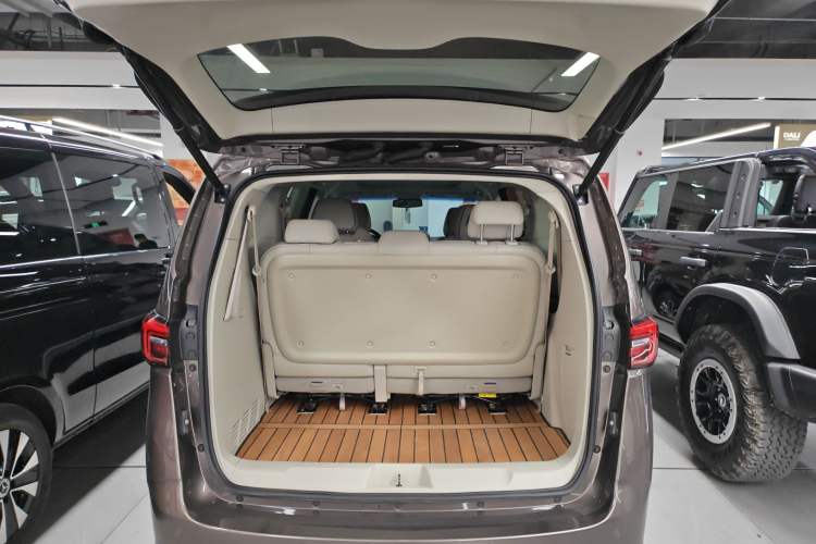 Used Buick GL8 2022 Land Business Class 652T Luxury Model Trunk