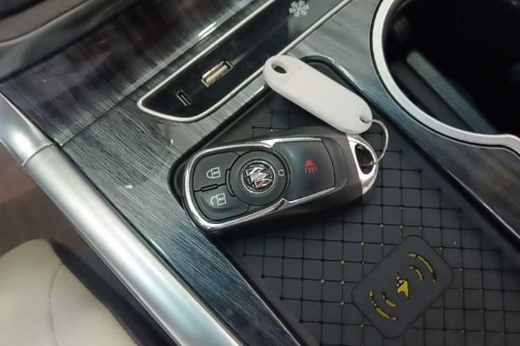 Used Buick GL8 2022 Land Cruiser Executive Class 652T Comfort Model Vehicle Key