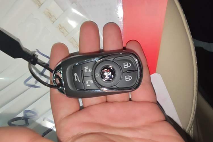 Used Buick GL8 2022 ES Land Cruiser 653T Luxury Model Vehicle Key