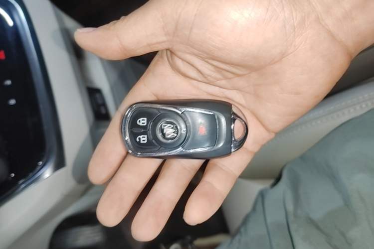 Used Buick GL8 2022 Land Cruiser Executive Class 652T Comfort Model Vehicle Key