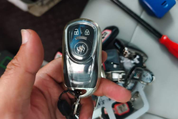 Used Buick GL8 2022 Land Cruiser Executive Class 652T Comfort Model Vehicle Key