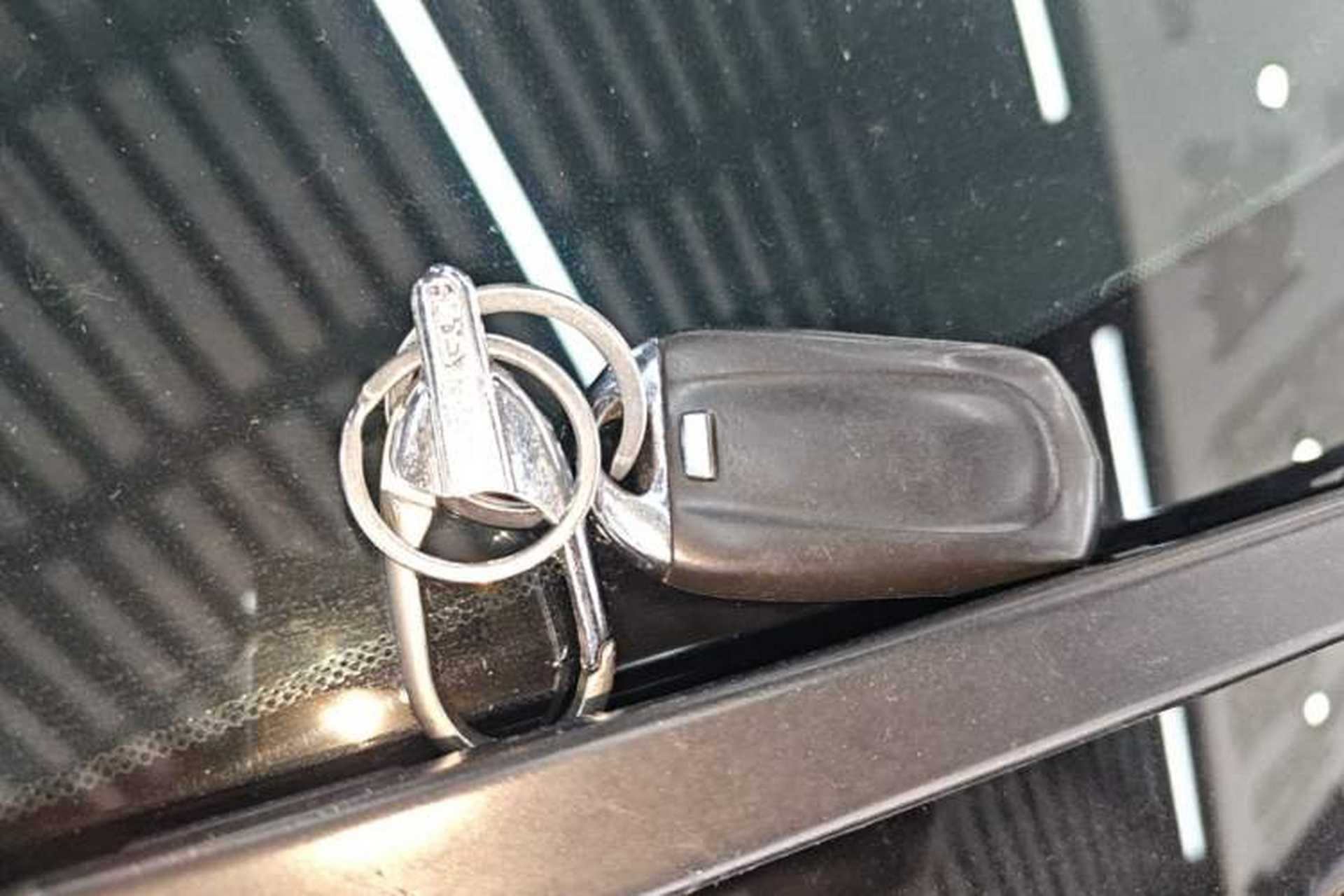 Used Buick GL8 2022 Land Executive Class 652T Prestige Model Vehicle Key