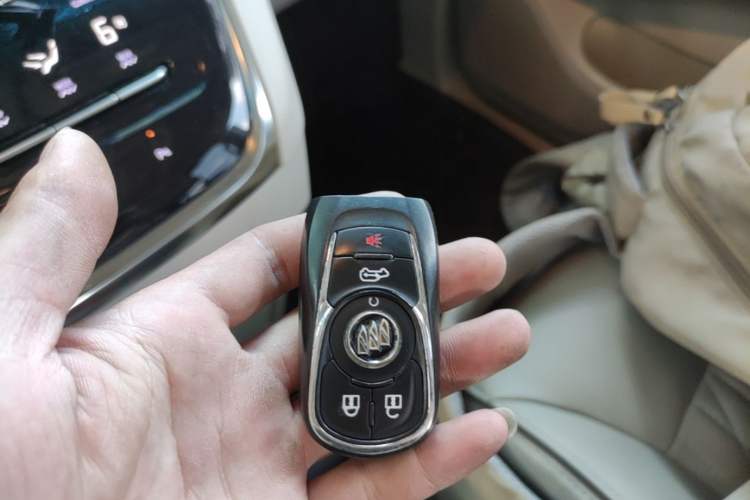 Used Buick GL8 2022 Land Cruiser Executive Class 652T Smart Luxury Model Vehicle Key