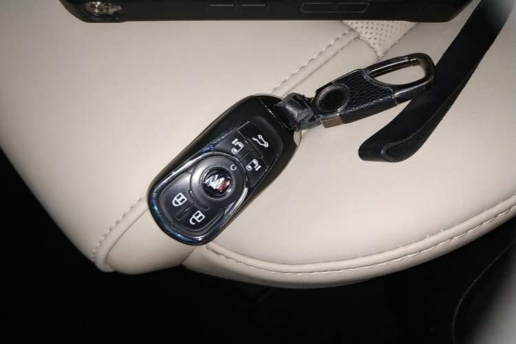 Used Buick GL8 2022 ES Land Cruiser 653T Luxury Model Vehicle Key