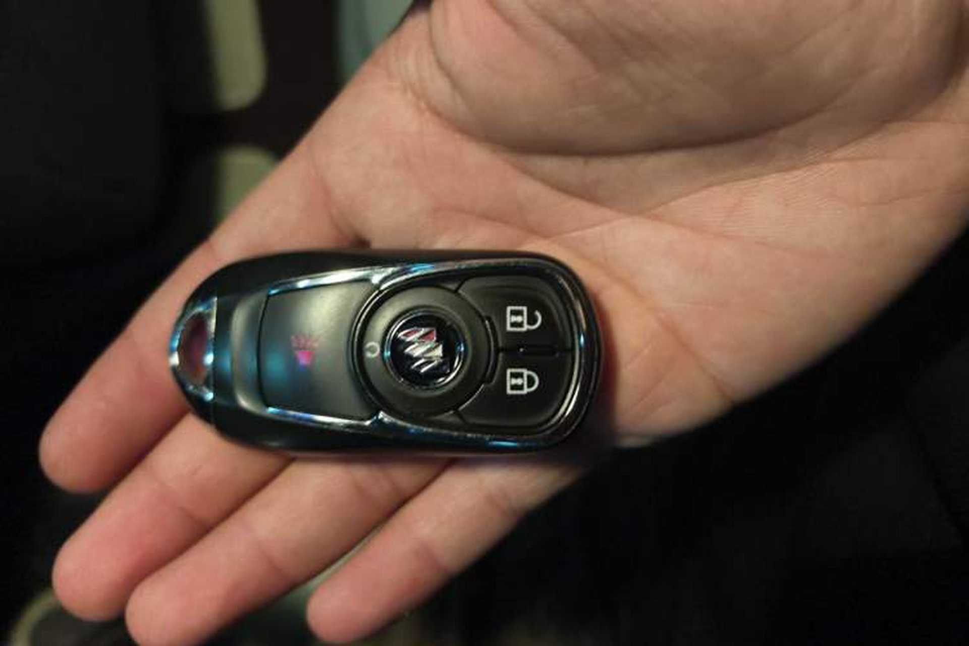 Used Buick GL8 2022 Land Cruiser Executive Class 652T Comfort Model Vehicle Key