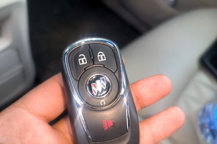 Used Buick GL8 2022 Land Cruiser Executive Class 652T Comfort Model Vehicle Key