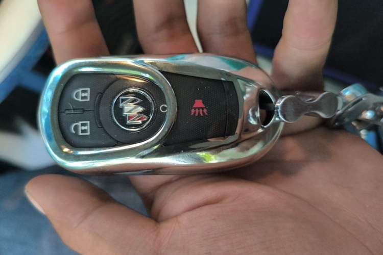 Used Buick GL8 2022 Land Cruiser Executive Class 652T Comfort Model Vehicle Key