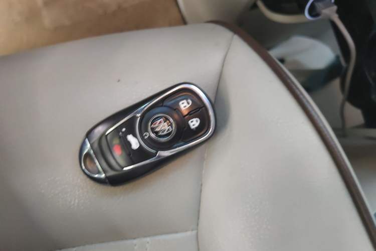 Used Buick GL8 2022 Land Cruiser Executive Class 652T Comfort Model Vehicle Key