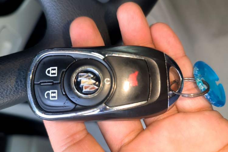 Used Buick GL8 2022 Land Cruiser Executive Class 652T Comfort Model Vehicle Key