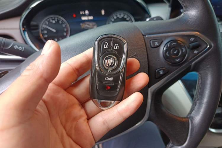 Used Buick GL8 2022 Land Cruiser Executive Class 652T Smart Luxury Model Vehicle Key