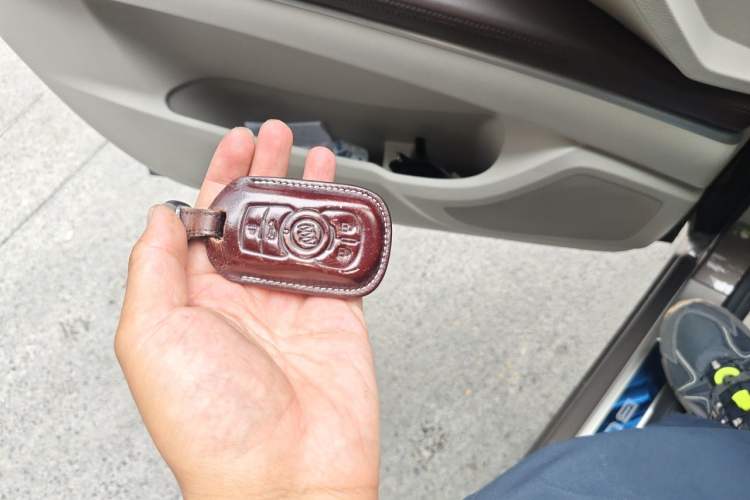 Used Buick GL8 2022 Land Cruiser Executive Class 652T Smart Luxury Model Vehicle Key