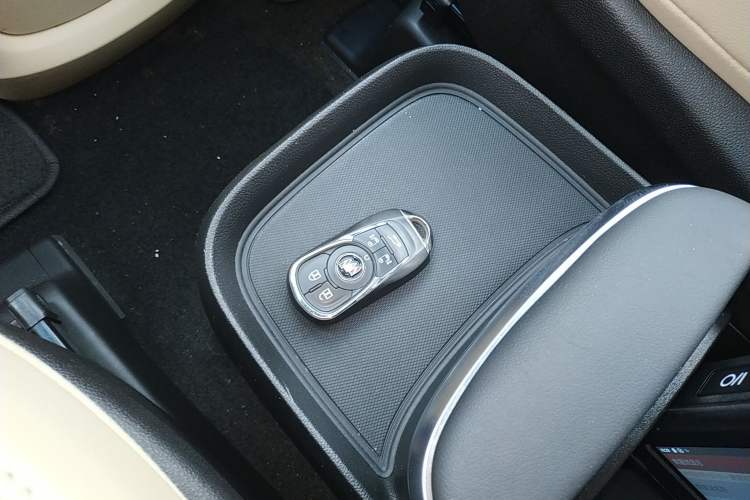 Used Buick GL8 2022 ES Land Cruiser 653T Luxury Model Vehicle Key