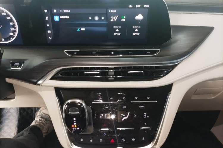 Used Buick GL8 2022 ES Landtrek 653T Comfort Edition Audio And AC Panel