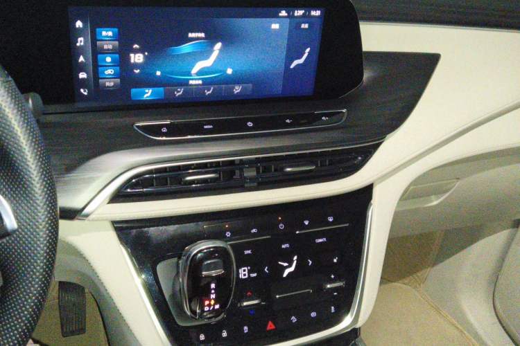 Used Buick GL8 2022 ES Landtrek 653T Comfort Edition Audio And AC Panel