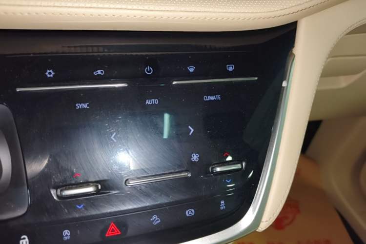 Used Buick GL8 2022 ES Land Cruiser 653T Luxury Model Audio And AC Panel