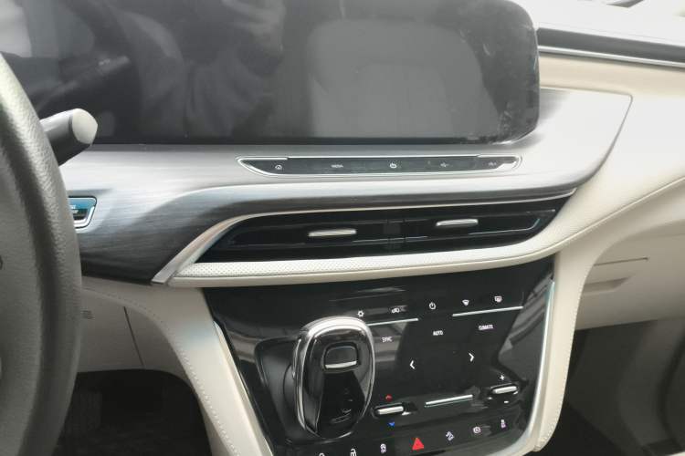 Used Buick GL8 2022 ES Landtrek 653T Comfort Edition Audio And AC Panel
