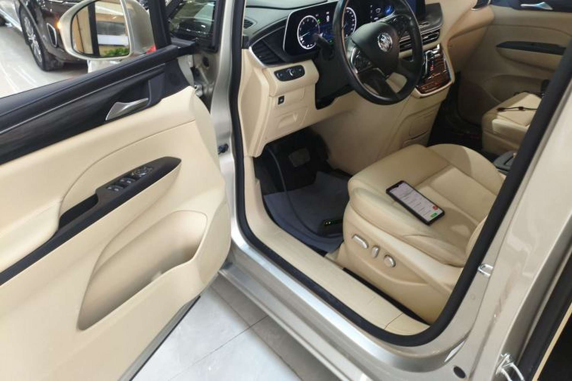 Used Buick GL8 2022 ES Landtrek 653T Luxury Edition Driver Seat