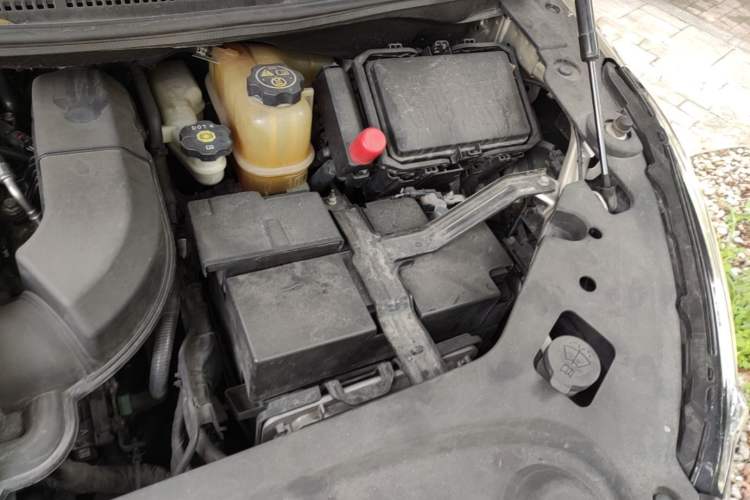 Used Buick GL8 2022 ES Landtrek 653T Luxury Edition Engine Bay Left