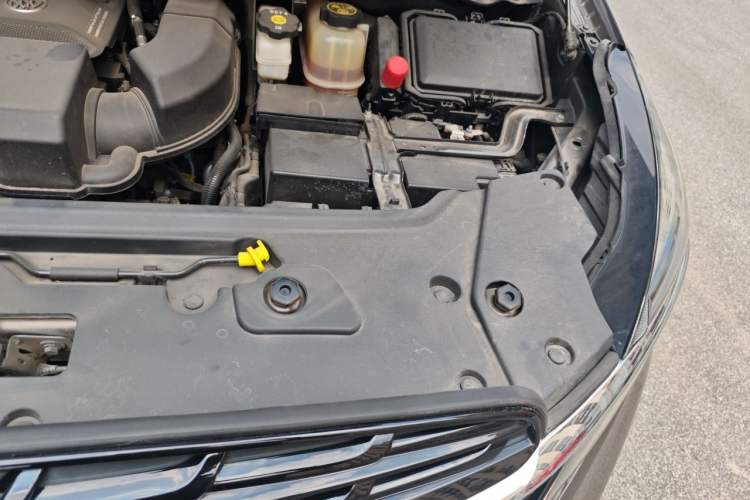 Used Buick GL8 2022 Land Executive Class 652T Prestige Model Engine Bay Left