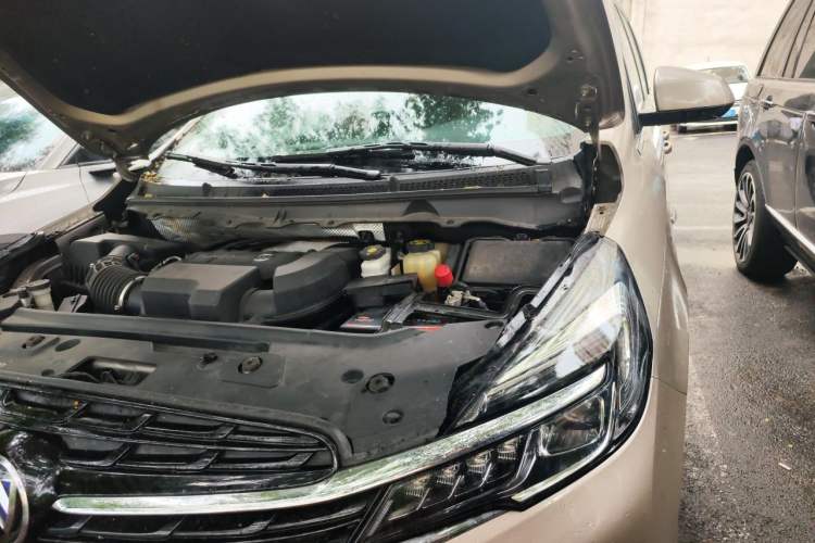 Used Buick GL8 2022 Land Cruiser Executive Class 652T Comfort Model Engine Bay Left