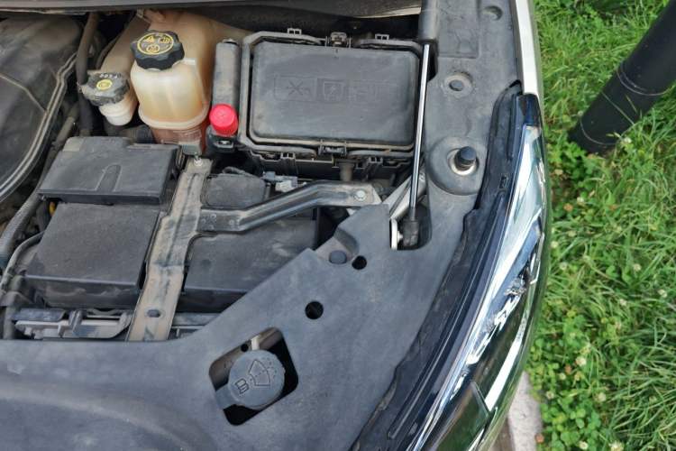 Used Buick GL8 2022 ES Landtrek 653T Luxury Edition Engine Bay Left