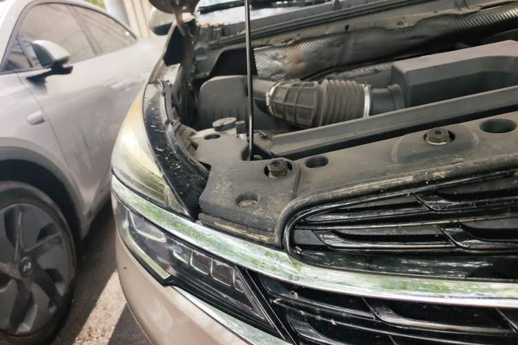 Used Buick GL8 2022 Land Cruiser Executive Class 652T Comfort Model Engine Bay Right