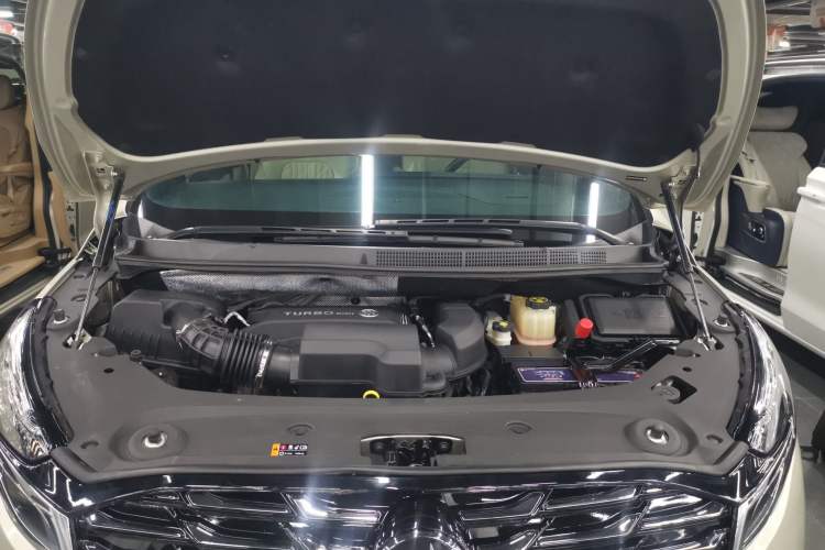 Used Buick GL8 2022 ES Land Cruiser 653T Luxury Model Engine Bay