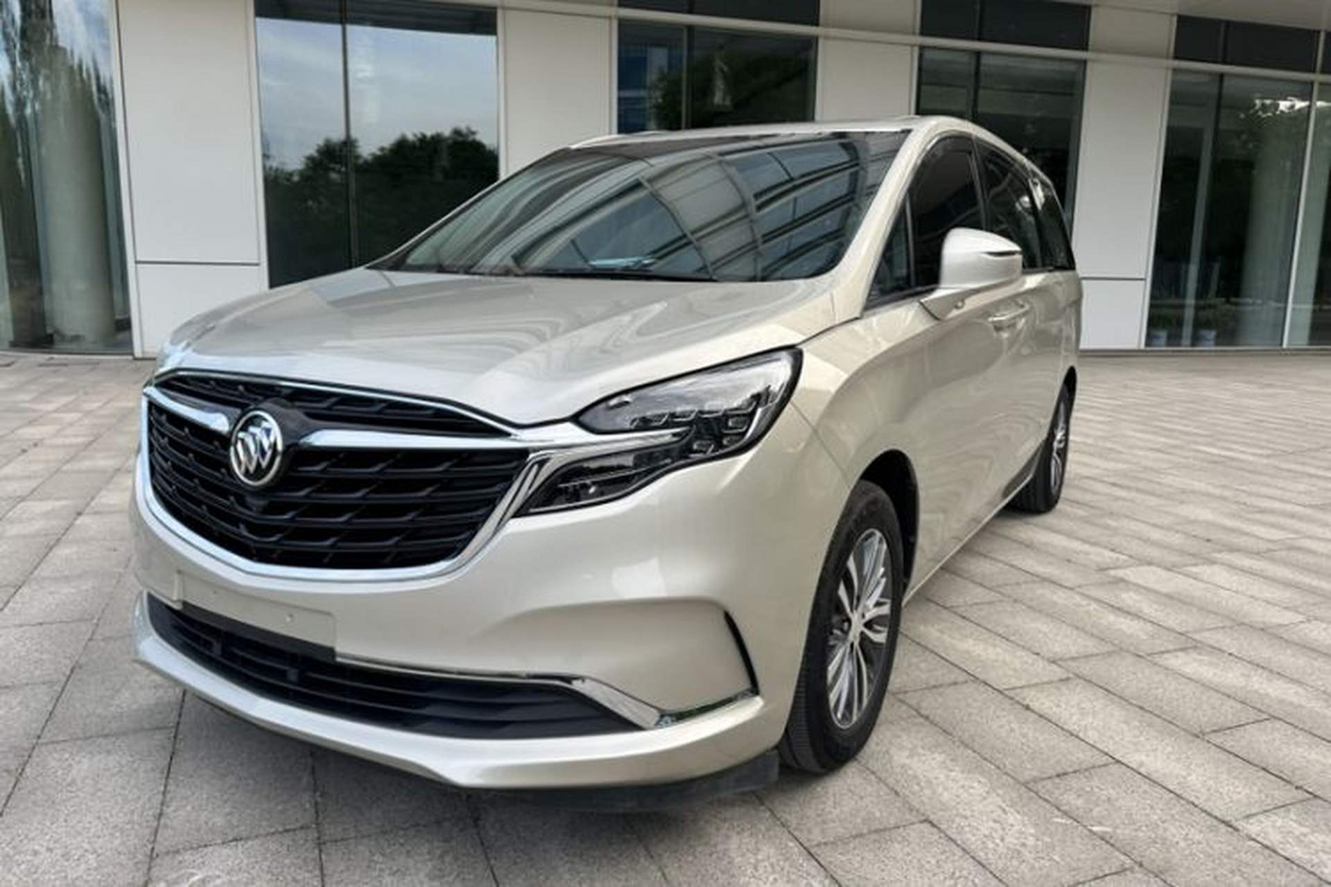 Used Buick GL8 2022 ES Landtrek 653T Comfort Edition Front Left 45 Deg