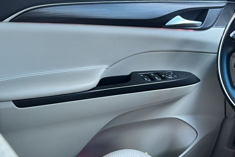 Used Buick GL8 2022 ES Landtrek 653T Comfort Edition Interior 11